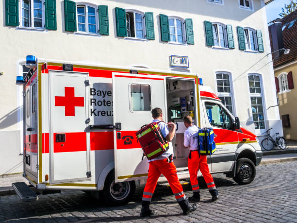 voiture d’ambulance en allemagne - ambulance healthcare and medicine germany car photos et images de collection