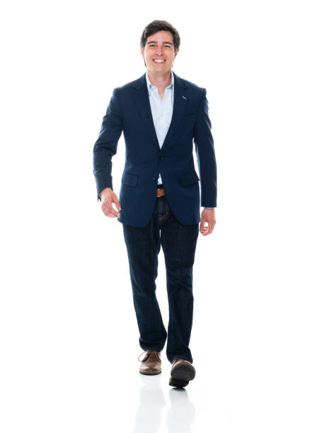 スマートカジュアルを身に着けている白い背景の前を歩く白人の若い男性ビジネスマン - open collar ストックフォトと画像