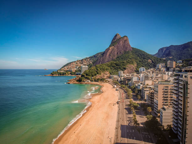 plage de leblon à rio de janeiro - ipanema district photos et images de collection