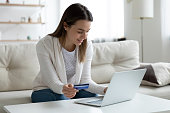 junge-frau-bezahlen-online-mit-kreditkarte.jpg?b=1&s=170x170&k=20&c=ACTFUDSvrldw5s8qj_R7Y41DpfhvNTOeuDKWw-onYUc=