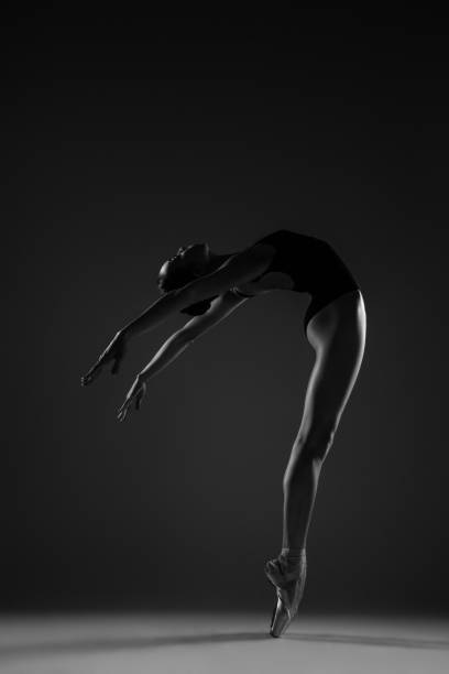 バレエの美しさ - motion muscular build dancing ballet ストックフォトと画像