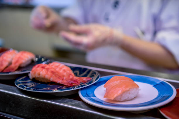 日本レストランのコンベアベルトに寿司。伝統海天津志和食 - 回転寿司 ストックフォトと画像