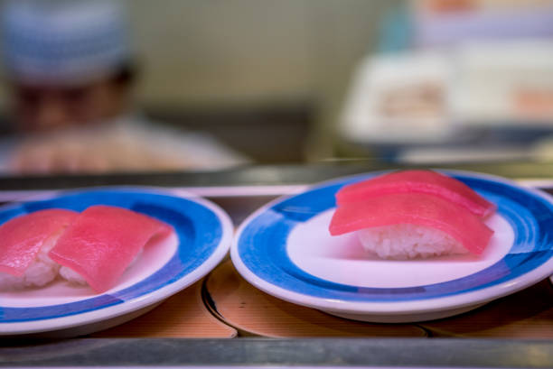 日本レストランのコンベアベルトに寿司。伝統海天津志和食 - 回転寿司 ストックフォトと画像