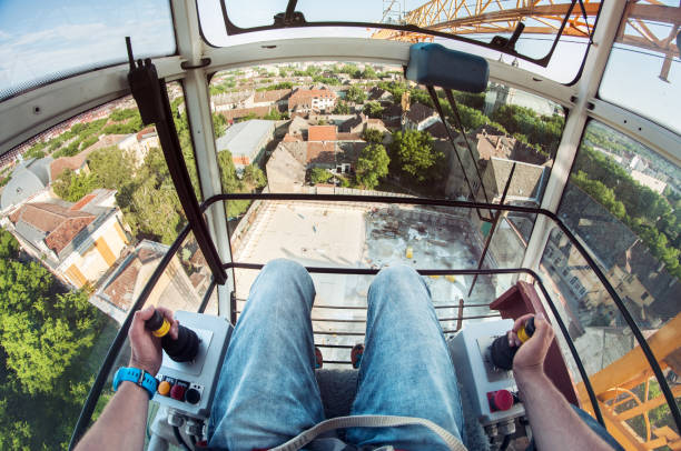 vista en primera persona desde una grúa mirando sobre un gran sitio de construcción. - operadora de central telefónica fotografías e imágenes de stock