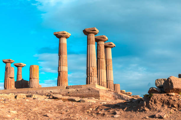 rovine del tempio di atena nell'antica città di assos. - ayvacık foto e immagini stock