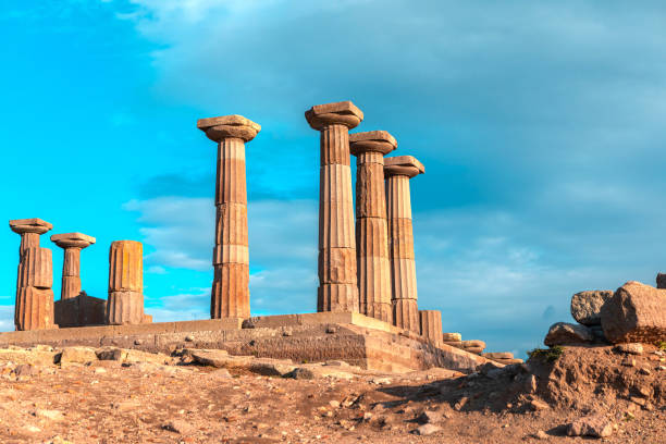 ruínas do templo de atena na antiga cidade de assos. - çanakkale city - fotografias e filmes do acervo