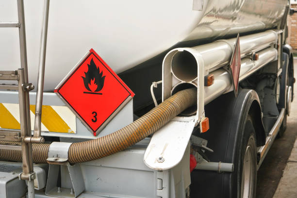 красное предупреждение hazmat горючий класс 3 жидкий знак на задней топливной грузовика на азс - fuel tanker semi truck truck gasoline стоковые фото и изображения
