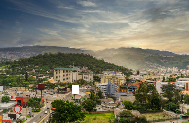 panoramablick auf die stadt tegucigalpa - honduras stock-fotos und bilder