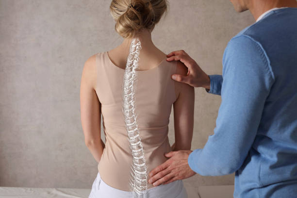 skoliose wirbelsäulenkurve anatomie, haltungskorrektur. chiropraktische behandlung, rückenschmerzlinderung. - pain backache human spine massaging stock-fotos und bilder