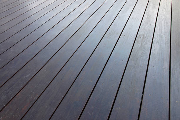 terrasse garapa - varnishing hardwood decking photos et images de collection