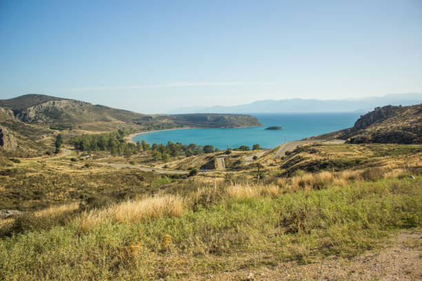 beau paysage de nature de mer égéenne du sud avec le rivage de la baie et les collines riveraines - africa south beach landscape photos et images de collection