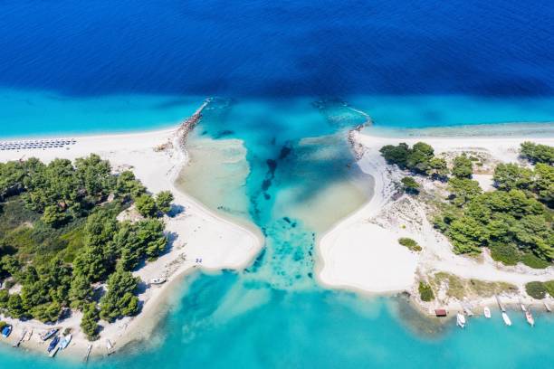 vista aerea con droni di port glarokavos e spiaggia lagunare a kassandra chalkidiki grecia - vacations halkidiki beach sand foto e immagini stock