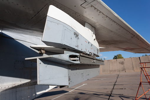 Pylon under the wing of a military aircraft for hanging missiles and bombs.