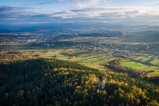 paese del villaggio di iwkowa a brzesko in polonia. foto drone aereo di montagne e colline polacche - lesser poland foto e immagini stock