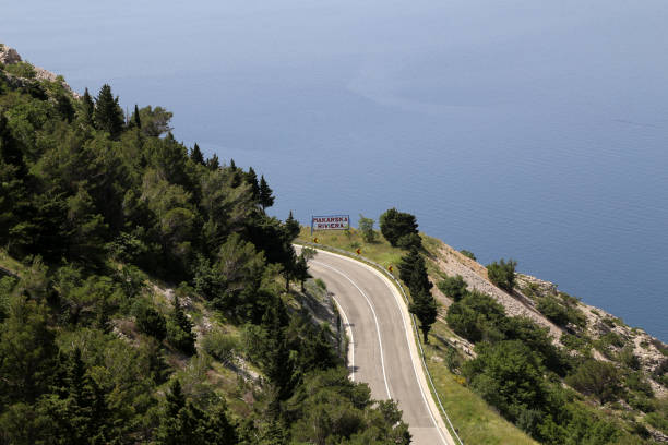 droga wzdłuż wybrzeża adriatyku w kierunku riwiery makarskiej w chorwacji - makarska riviera zdjęcia i obrazy z banku zdjęć