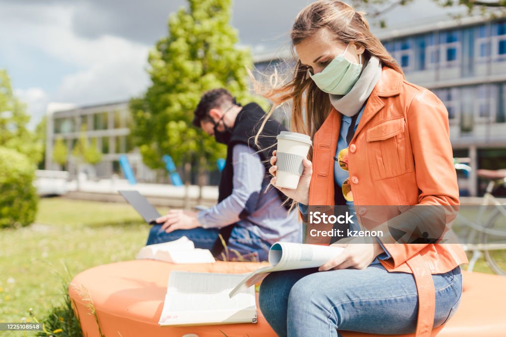 여자 학생 에 대학 캠퍼스 학습 착용 얼굴 마스크 - 로열티 프리 대학교 스톡 사진