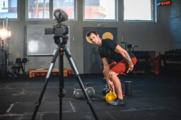 tutoriel de tournage de vlogger masculin au sujet de kettlebell deadlifting - social networking youtube internet leisure activity photos et images de collection