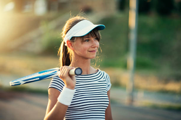 verticale d’une adolescente mignonne jouant au tennis - tennis child teenager childhood photos et images de collection