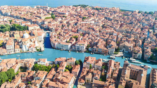 vista aérea de drones da cidade de veneza grande canal, paisagem urbana da ilha e lagoa veneziana de cima, itália - gloria maria - fotografias e filmes do acervo