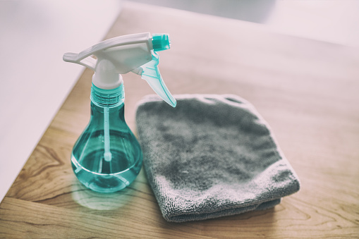 Limpieza de superficies cocina casera Botella de sindesinfectante desinfectante con toalla para limpiar superficies táctiles altas del contagio del virus COVID-19 photo