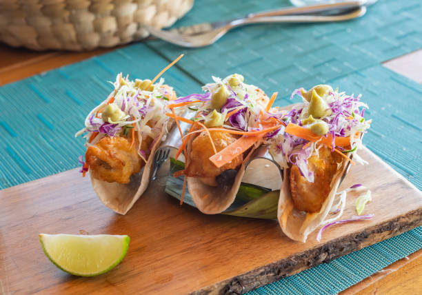 une assiette de tacos de poisson, de la nourriture mexicaine. - fish tacos photos et images de collection