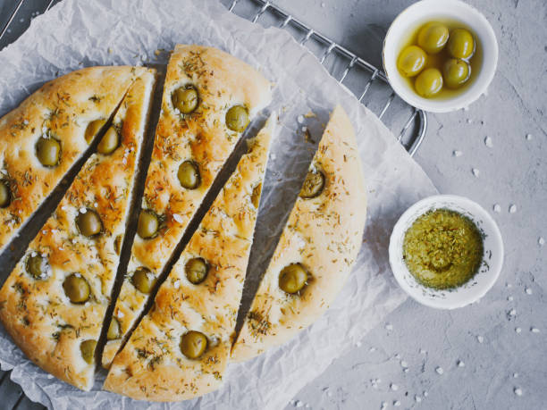 pain traditionnel italien focaccia aux olives, romarin, sel et huile d’olive. focaccia maison. - fochaccia photos et images de collection