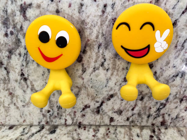 feliz diversión amarillo sonriente emoji pareja con signo de paz - facial expression small empty joy fotografías e imágenes de stock