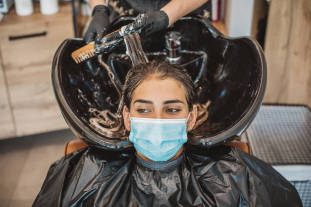 резка волос во время пандемии - men human hair washing hairdresser стоковые фото и изображения