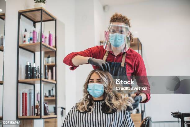 Haarschnitt Während Der Pandemie Stockfoto und mehr Bilder von Schutzmaske - Schutzmaske, Corona-Virus, Friseursalon