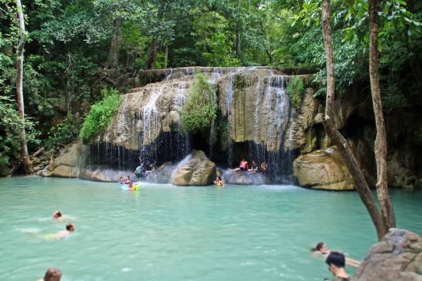 turyści i mieszkańcy wodospadów erawan w kanchanaburi, tajlandia. - travel travel locations nature erawan zdjęcia i obrazy z banku zdjęć