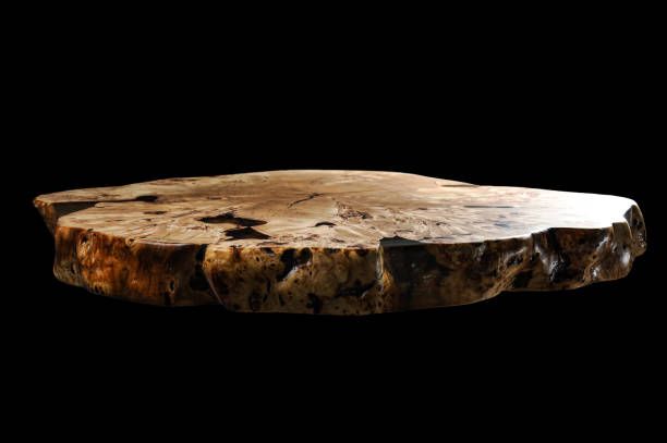 comptoir d’orme solide. section transversale de surface de bois de l’orme. dalle vivante. isolé sur un noir. travail du bois, production de menuiserie. fabrication de meubles. table en bois avec remplissage de résine époxy. - tree resin photos et images de collection