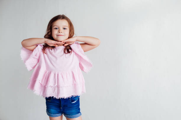 retrato de uma linda garotinha em um vestido rosa de cinco anos - child 4 5 years laughing little girls - fotografias e filmes do acervo