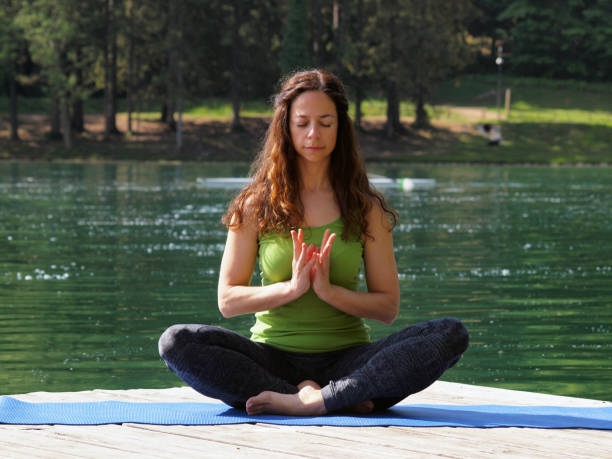 mulher praticando yoga no píer com vista para o lago bled - alenka - fotografias e filmes do acervo