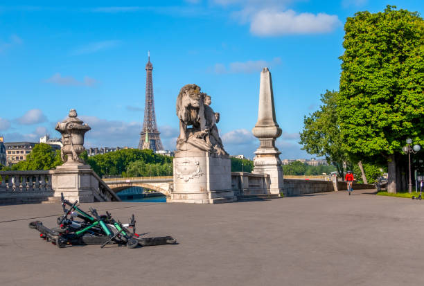 tas de scooters électriques sur le quai de seine - travel locations architecture and buildings transportation photos et images de collection