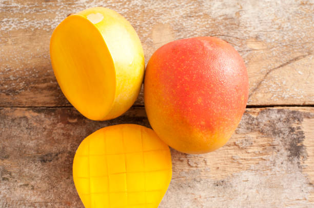 Dojrzałe plasterki i całe słodkie tropikalne mango – zdjęcie