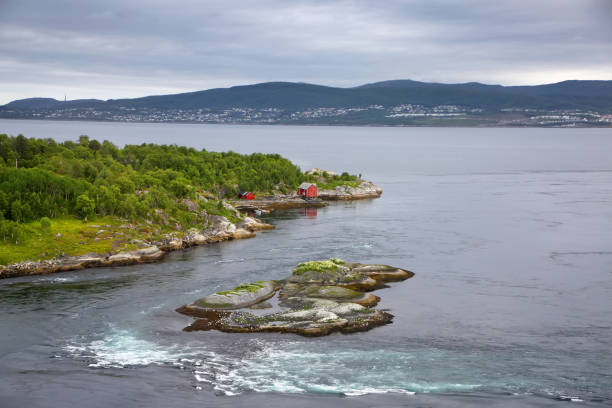 vue sur le saltstraumen maelstrom - qui est dit être le monde"u2019s les plus forts courants de marée avec des tourbillons ou des vortices , bodo, comté du nordland, norvège. - outdoors kraken flowing flowing water photos et images de collection