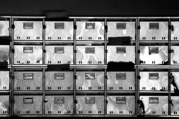 briefkästen aus edelstahl am hintereingang eines alten mehrzweckgebäudes in japan aufgereiht - mailbox mail letter old fashioned stock-fotos und bilder