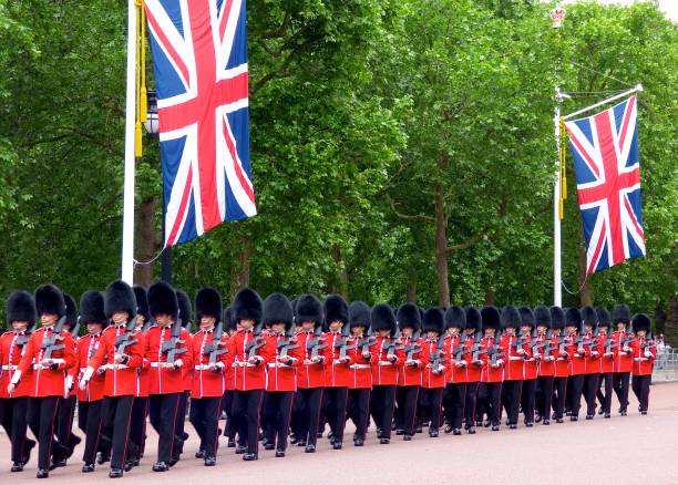 trooping the colour - coldstream guards marchando ao longo do shopping, londres - london england honor guard british culture nobility - fotografias e filmes do acervo