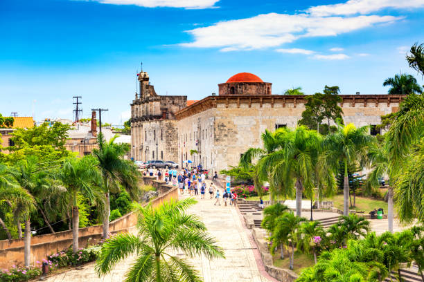 praça da espanha e rua calle las damas no centro colonial de santo domingo - santo domingo - fotografias e filmes do acervo