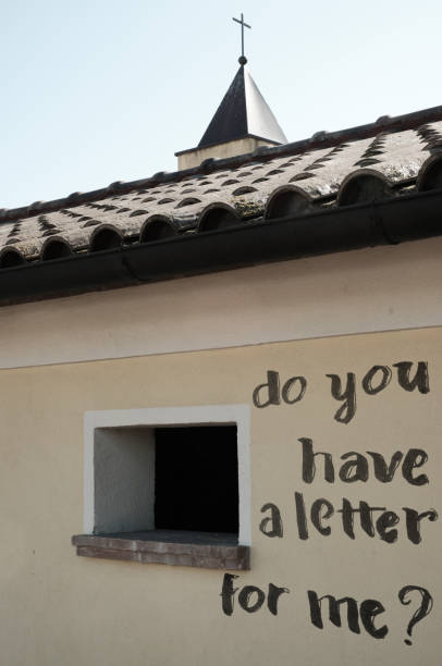 do you have a letter for me? - graffiti believe wall single word imagens e fotografias de stock