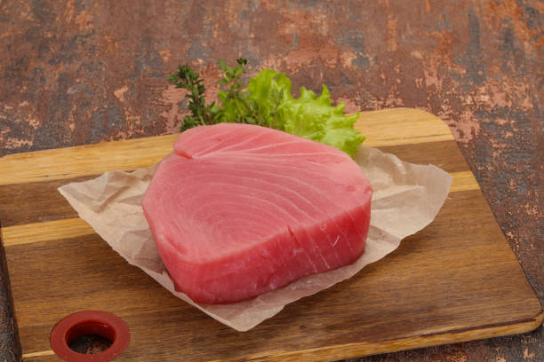 filete de atún crudo - tuna steak fillet food plate fotografías e imágenes de stock