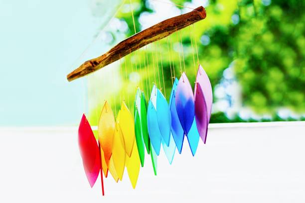 campanas de viento de cristal arco iris o windchime sobre fondo natural. símbolo feng shui. copiar espacio - carillon fotografías e imágenes de stock