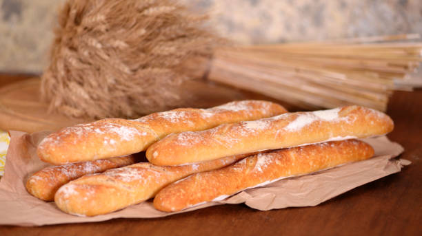 木製のテーブルの上に新鮮なバゲット、クローズアップ - bakery bread breakfast close up ストックフォトと画像