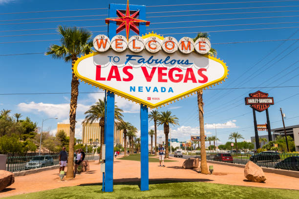 famoso signo de bienvenida de las vegas en la entrada de la ciudad - welcome to fabulous las vegas sign las vegas metropolitan area famous place night fotografías e imágenes de stock