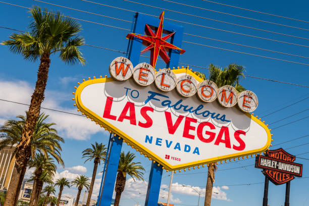 famoso signo de bienvenida de las vegas en la entrada de la ciudad - welcome to fabulous las vegas sign las vegas metropolitan area famous place night fotografías e imágenes de stock