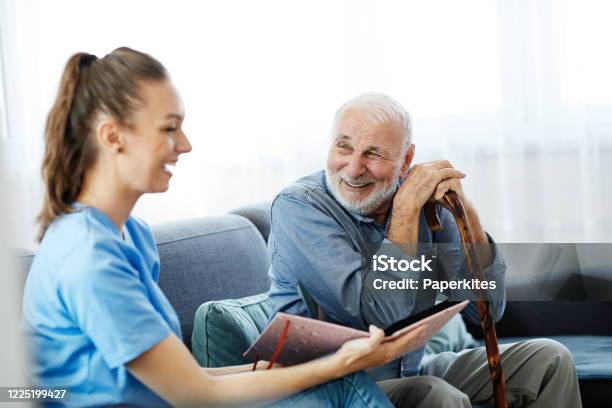 Krankenschwester Arzt Senior Care Broschüre Zeigt Betreuer Hilfe Helfen Altenheim Pflege Älteren Mann Stockfoto und mehr Bilder von Alter Erwachsener