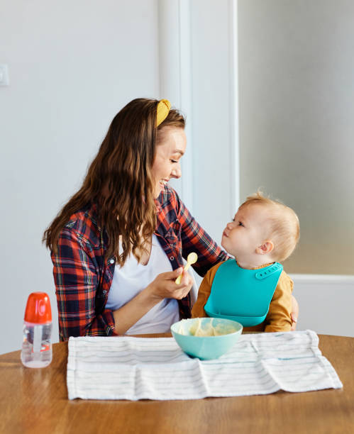 엄마 먹이 이유식 아이 먹는 가족 관리 어린 시절 귀여운 숟가락 - baby eating child mother 뉴스 사진 이미지