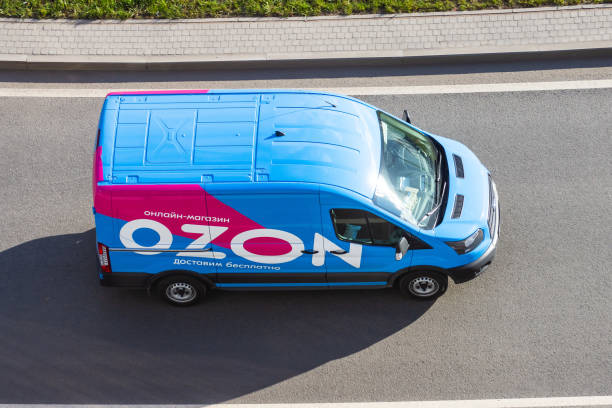 caminhão de mini van para entrega em pontos de entrega da loja online ozon.ru passeios correndo estrada da cidade. rússia, são petersburgo. 14 de abril de 2020. - overnight delivery - fotografias e filmes do acervo