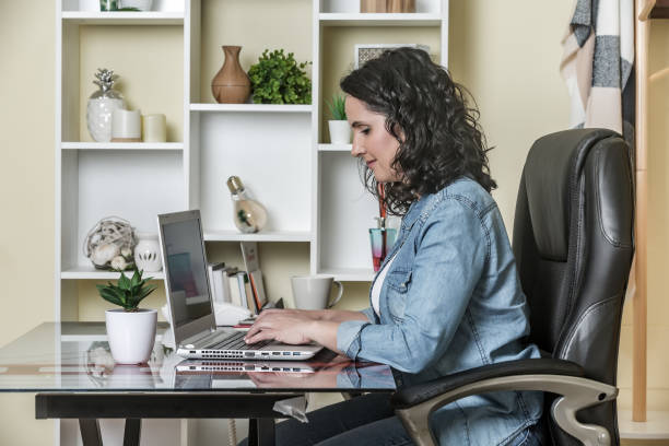freelancer adulto feminino trabalhando em laptop em casa - computer language internet computer e mail - fotografias e filmes do acervo