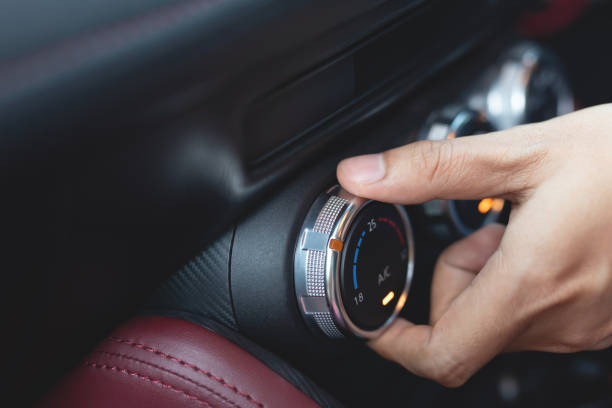 compruebe la frialdad del aire acondicionado en el coche. - car dashboard air conditioner driving fotografías e imágenes de stock